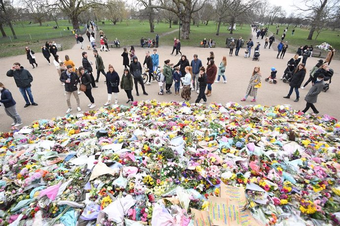 Archivo - Ofrenda floral en memoria de Sarah Everard, secuestrada y asesinada por un policía en marzo de 2021 en Reino Unido