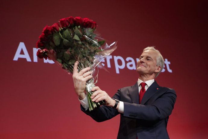 13 September 2021, Norway, Oslo: Norwegian  Labor leader Jonas Gahr Store holds a bouquet of red roses at the Labor Party's election vigil at Folkets hus in the Storting election 2021. Norway's centre-left Labour Party is set to be the largest bloc in t