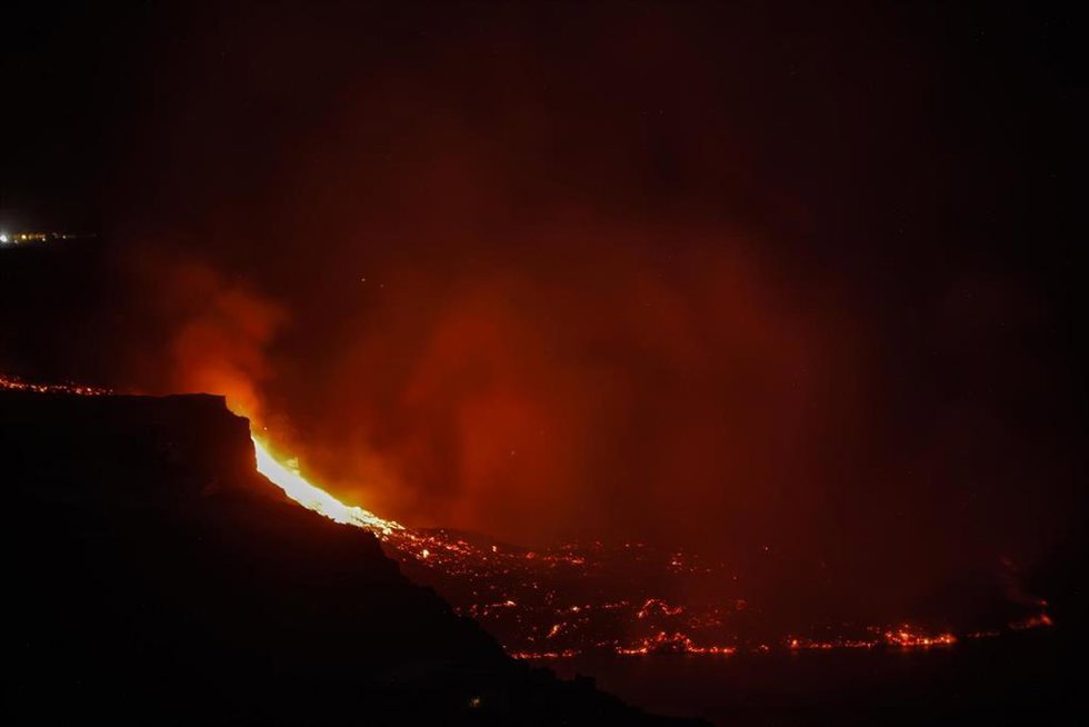 Península en la costa de la isla de La Palma, creada como resultado de la llegada de la colada de lava del volcán de Cumbre Vieja al mar, a 29 de septiembre de 2021, en La Palma, Islas Canarias (España). La lava que ha alcanzado el mar en la isla de La 