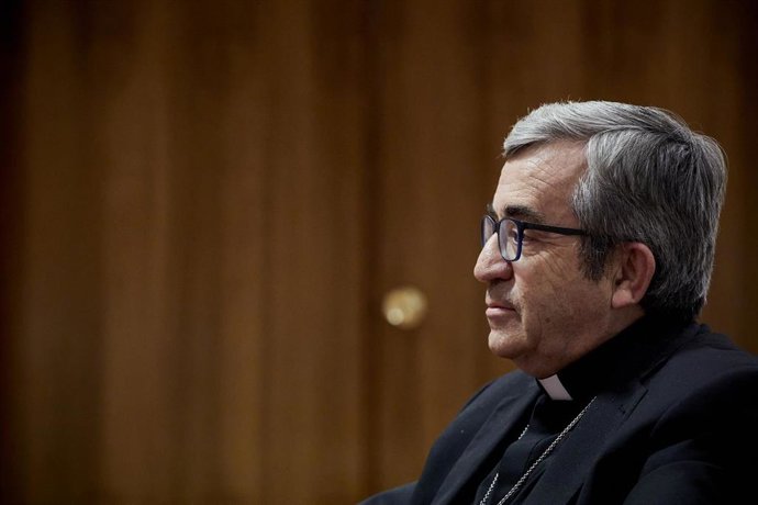 Archivo - El secretario general y portavoz de la Conferencia Episcopal Española (CEE) y obispo auxiliar de Valladolid, Luis Argüello.