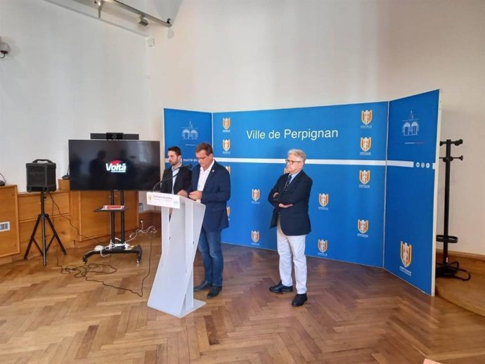 El alcalde de Perpiñán, Louis Aliot, y el presidente de la Volta Ciclista a Catalunya, Rubn Peris, en la presentación del acuerdo que llevará a la Volta 2021 a la ciudad francesa