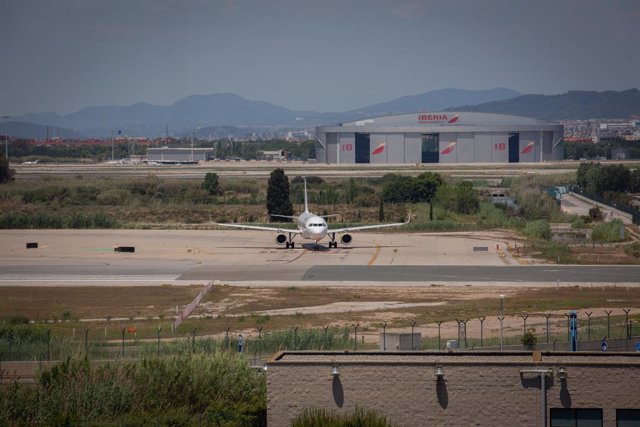 Archivo - Arxiu - Un avió a l'Aeroport de Barcelona-el Prat prop de l'espai protegit de la Ricarda
