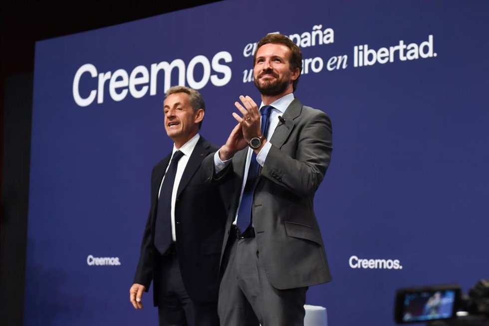 El presidente del PP, Pablo Casado (d) y el expresidente de Francia Nicolas Sarkozy (i), durante la mesa titulada La sociedad abierta y sus enemigos la Convención Nacional del PP.