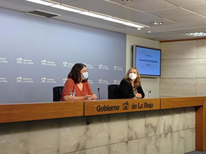 La consejera de IGUALDAD, Raquel Romero, y la directora general, Emilia Fernández