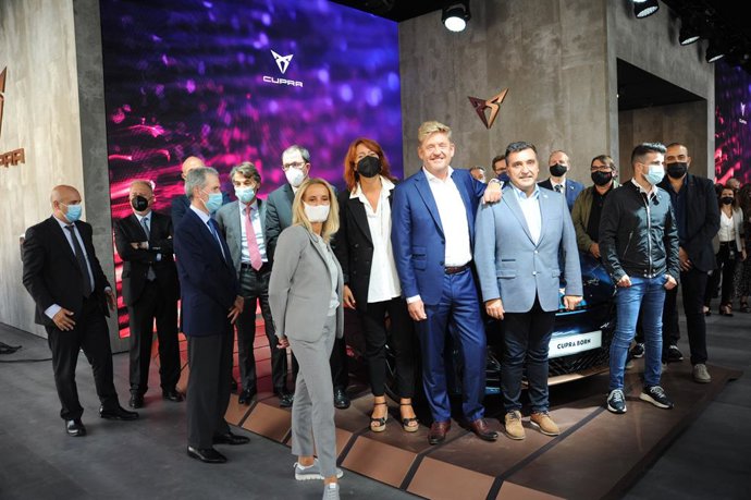El presidente de Seat y Cupra, Wayne Griffiths, junto a miembros de Seat y otras autoridades, posando ante el modelo Born.