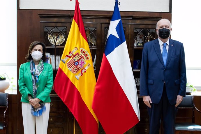 La ministra de Defensa, Margarita Robles junto a su homólogo chileno, Baldo Prokurica, en una reunión celebrada en el Ministerio de Justicia el 30 de septiembre de 2021 en Madrid.