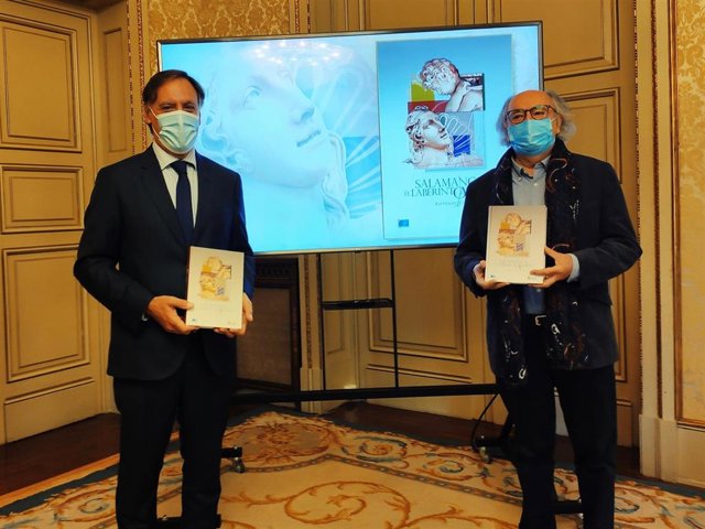 El poeta Antonio Colinas (d) junto al alcalde de Salamanca, Carlos García Carbayo (i), en la presentación de su nuevo libro.