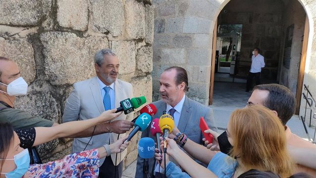 El coordinador jefe técnico del Proyecto Elysium City, Pedro Choza Sotelo, y el el secretario consejero, Ildefonso Romero, tras entregar la información del proyecto en Presidencia de la Junta.