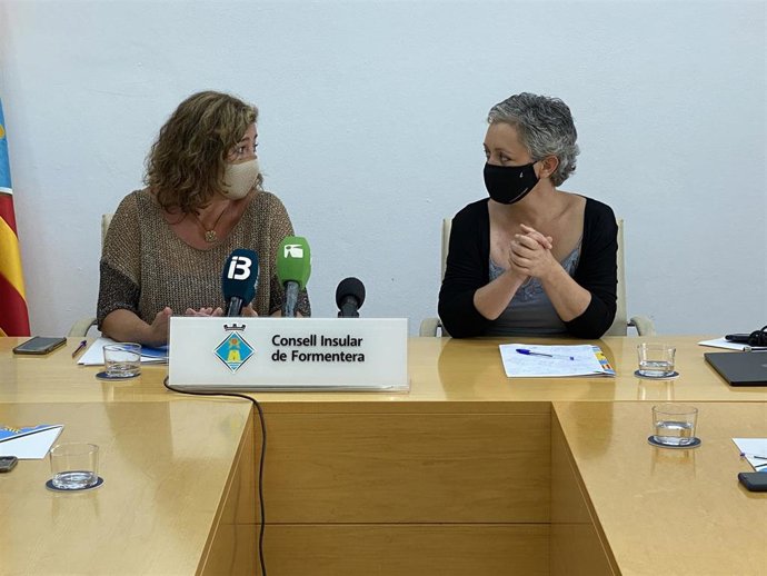 La presidenta del Govern, Francina Armengol, con la presidenta del Consell Insular de Formentera, Alejandra Ferrer.