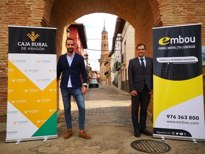 Etién Aldea, de Embou y José Luis Larragay de Caja Rural de Aragón, en Paniza (Zaragoza), durante la presentación del acuerdo