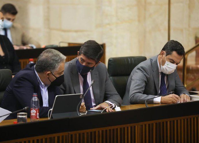 El presidente de la Junta, Juanma Moreno (d), el vicepresidente, Juan Marín  (c) y  el consejero de la Presidencia, Elías Bendodo (i), antes de  la sesión de control al Gobierno en la segunda jornada del Pleno del Parlamento de Andalucía. A 30 de septie