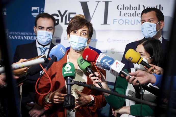 La ministra de Política Territorial y portavoz del Gobierno, Isabel Rodríguez, ofrece declaraciones a los medios tras reunirse con el presidente de Cantabria en la sede del Gobierno regional