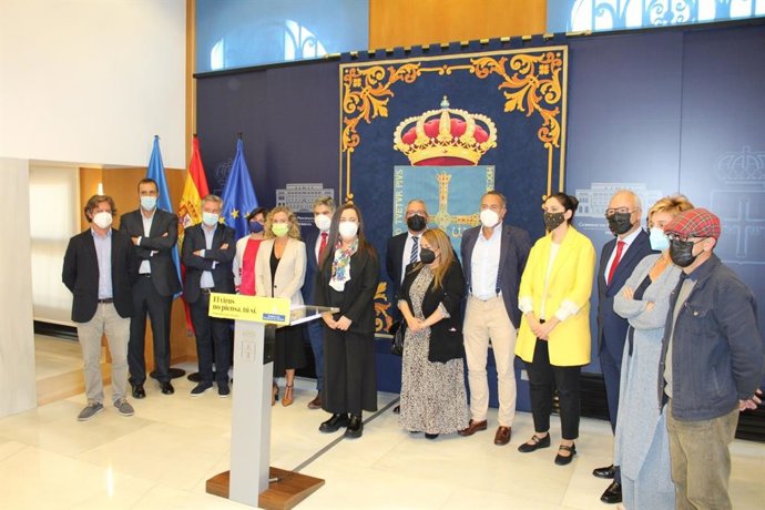 La directora general de Igualdad del Principado, Nuria Varela, y responsables de los medios de comunicación de Asturias.