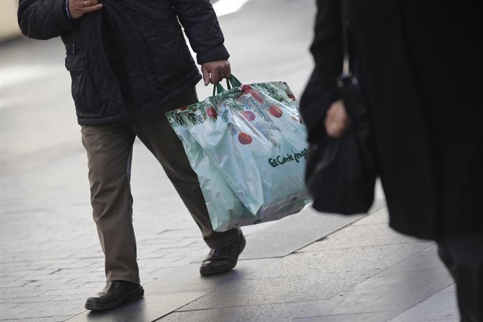 Archivo - Fotos de recurso de varias personas cargan bolsas con compras