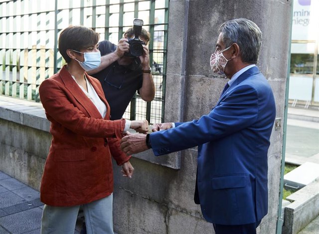 La ministra de Política Territorial y portavoz del Gobierno, Isabel Rodríguez (i), durante una reunión con el presidente de Cantabria, Miguel Ángel Revilla (d), en la sede del Gobierno regional.