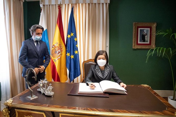 La embajadora de Tailandia en España, Phantipha Iamsudha Ekarohit, firma en el libro de honor del Parlamento de Canarias