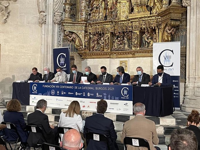 En el centro de la imagen el presidente de la Fundación de la Catedral, Mario Iceta, acompañado a su izquierda del consejero de la Presidencia, Ángel Ibáñez, y a su derecha del alcalde de Burgos, Daniel de la Rosa.