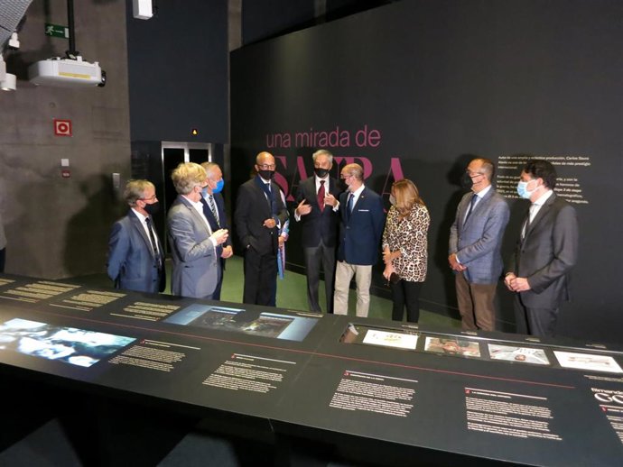 Las autoridades visitan la exposición organizada en CaixaForum Zaragoza para explicar el cortometraje de Carlos Saura 'Goya. 3 de mayo'.