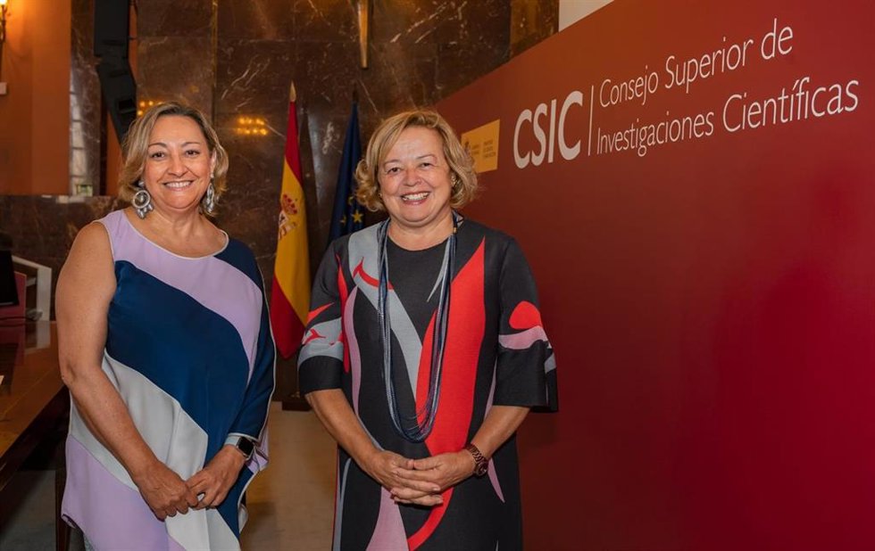La investigadora Ángela Nieto (izquierda), junto ala presidenta del Consejo Superior de Investigaciones Científicas (CSIC), Rosa Menéndez (derecha)
