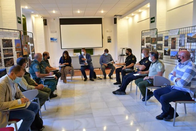 La Junta mantiene una reunión informativa con los cuerpos y fuerzas de seguridad que extienden su trabajo de vigilancia por el Parque Natural Sierra de Baza (Granada) ante el próximo periodo otoñal de recolección de setas.