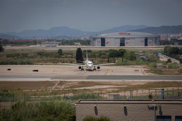 Archivo - Un avión en el aeropuerto de Josep Tarradellas Barcelona-El Prat, cerca del espacio protegido natural de La Ricarda, a 9 de junio de 2021, en El Prat de Llobregat, Barcelona, Cataluña (España). La Ricarda es un espacio protegido de 800 metros 