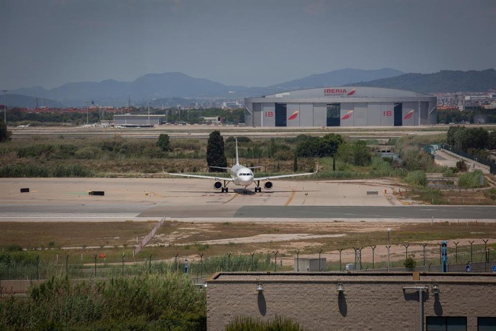 Archivo - Un avión en el aeropuerto de Josep Tarradellas Barcelona-El Prat, cerca del espacio protegido natural de La Ricarda, a 9 de junio de 2021, en El Prat de Llobregat, Barcelona, Cataluña (España). La Ricarda es un espacio protegido de 800 metros