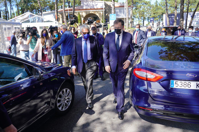 Felipe González y Mariano Rajoy a su salida del centro de convenciones que acoge el foro