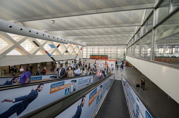 Llegada de pasajeros de trenes de alta velocidad en la estación de Madrid - Puerta de Atocha