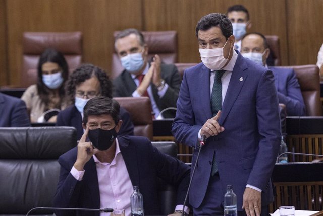 El presidente de la Junta, Juanma Moreno, este jueves durante su intervención en la sesión de control al Gobierno en el Pleno del Parlamento de Andalucía. 