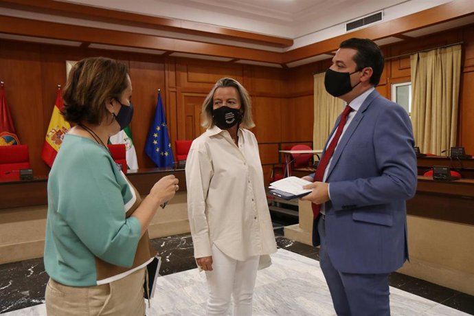 José María Bellido con Isabel Albás y Blanca Torrent.