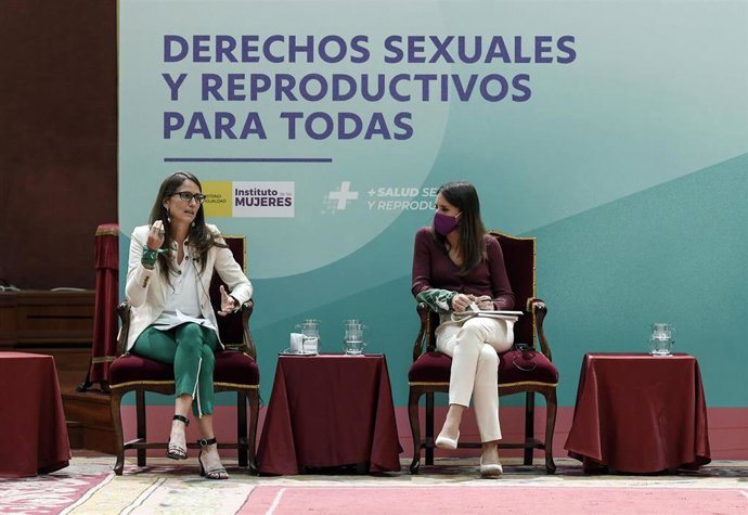 La ministra argentina de las Mujeres, Géneros y Diversidad, Elizabeth Gómez Alcortala  y la ministra de Igualdad, Irene Montero