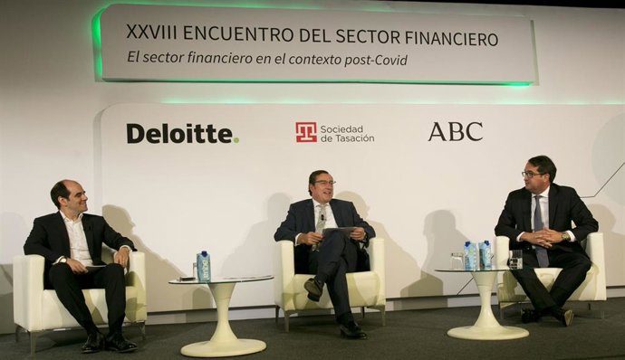António Simes (izq), CEO de Santander España, y Peio Belausteguigoitia (dcha), director de España y Portugal de BBVA, en el Encuentro del  Sector Financiero de Deloitte.