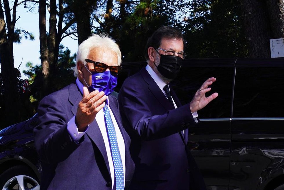 Los expresidentes del Gobierno Felipe González y Mariano Rajoy tras abandonar el centro de convenciones