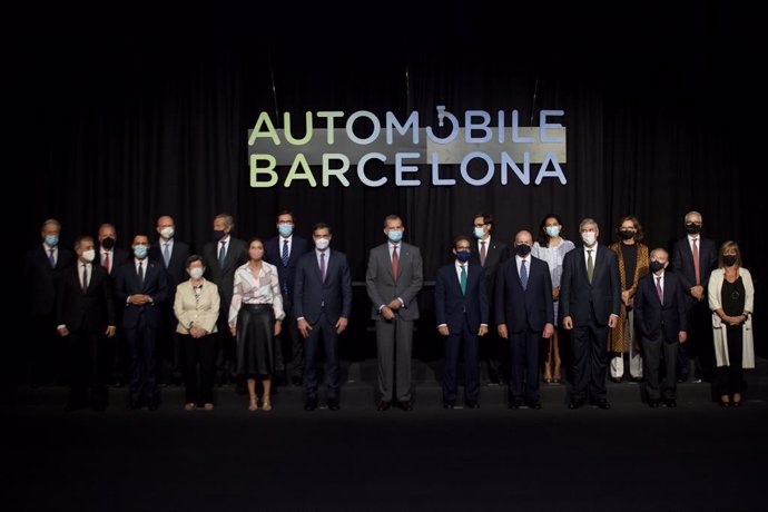 El rey Felipe VI y el presidente del Gobierno, Pedro Sánchez, presiden la fotografía de autoridades en el almuerzo inaugural del Automobile de Barcelona.