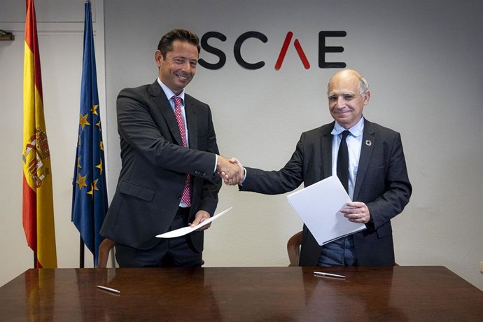 El Consejo Superior de Colegios de Arquitectos de España (CSCAE) y la Asociación Nacional de Fabricantes de Materiales Aislantes (Andimat) firmando un acuerdo