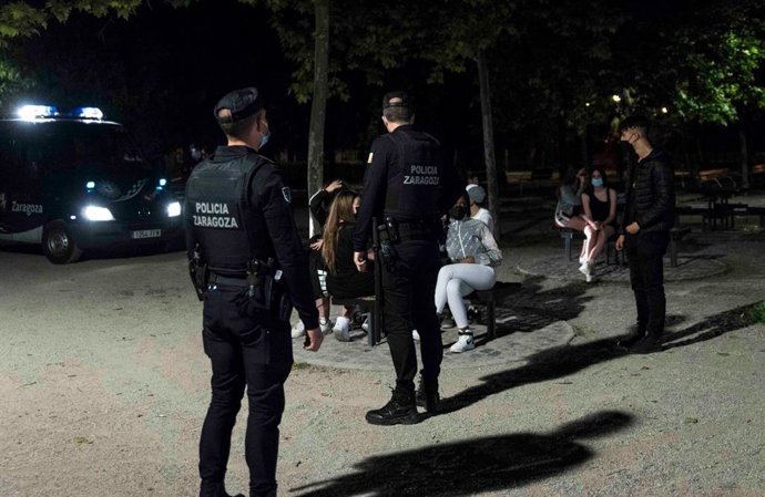 Archivo - La primera noche sin estado de alarma acaba con 30 denuncias por botellón y no llevar mascarilla.