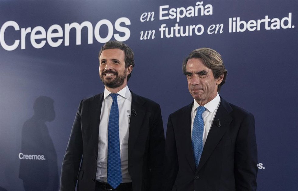 El presidente del PP, Pablo Casado y del expresidente del Gobierno José María Aznar al inicio de la convención sobre 'La fortaleza de las instituciones' en el marco de la Convención del PP. A 30 de septiembre de 2021, en Sevilla (Andalucía, España).