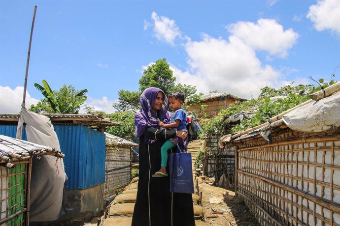 Archivo - Una madre refugiada rohingya y su hija