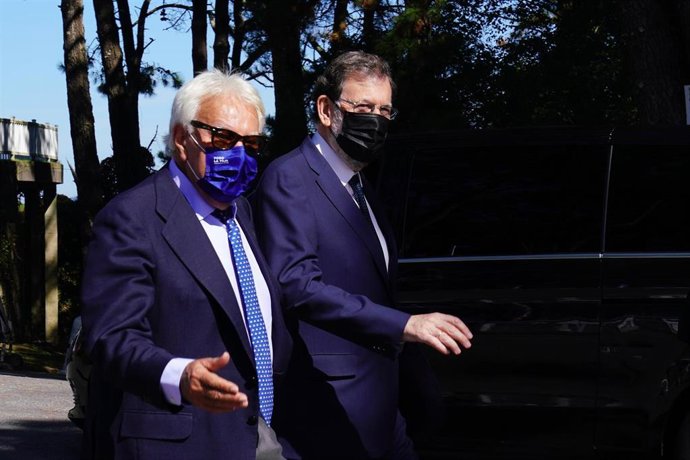 Los expresidentes del Gobierno Felipe González y Mariano Rajoy