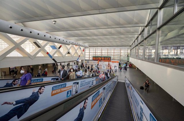 Llegada de pasajeros de trenes de alta velocidad en la estación de Madrid - Puerta de Atocha, a 30 de septiembre de 2021, en Madrid (España). Hoy comienza una huelga convocada por el Sindicato Español de Maquinistas y Ayudantes Ferroviarios (Semaf)