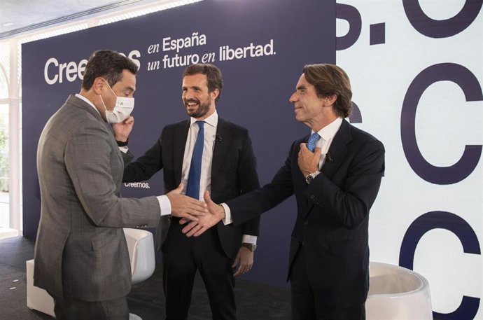 El presidente del PP, Pablo Casado (c); el presidente de la Junta de Andalucía, Juanma Moreno (i), y el expresidente del Gobierno, José María Aznar (d), tras la ponencia sobre 'La fortaleza de las instituciones' en el marco de la Convención Nacional del