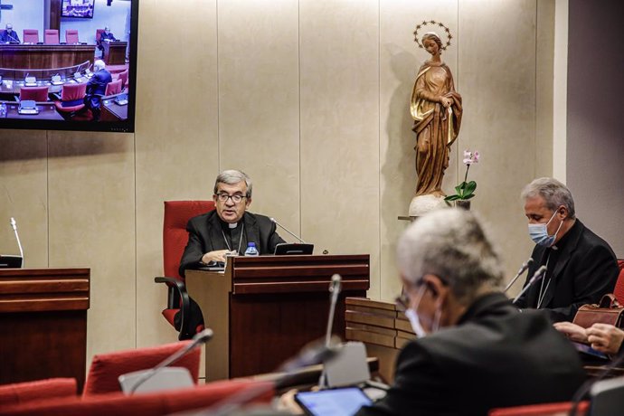 El sacerdote Luis Argüello interviene en una reunión de los componentes de la Comisión Permanente de la Conferencia Episcopal Española (CEE), a 28 de septiembre de 2021, en Madrid, (España). Durante hoy y mañana los componentes de la CEE se reúnen en un