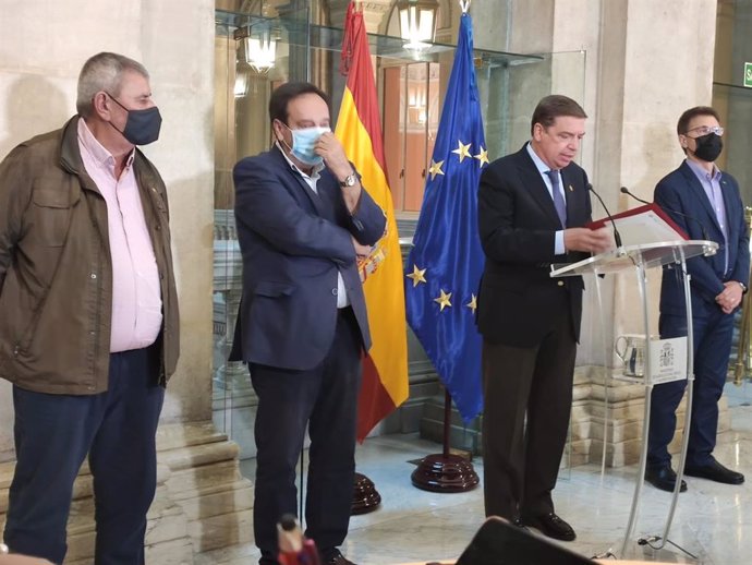 El ministro de Agricultura, Luis Planas, junto a los representantes de Asaja, Pedro Barato; de Coag, Miguel Blanco; y de UPA, Lorenzo Ramos