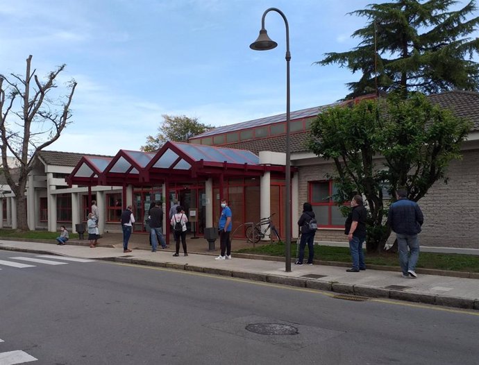 Archivo - Pacientes hacen cola a la entrada del centro de salud de Perchera, en Gijón