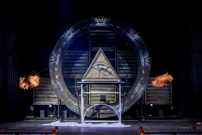 Escenario de la presentación del espectáculo Hangar 52, Revolution del Mago Yunke en Ifema Madrid.