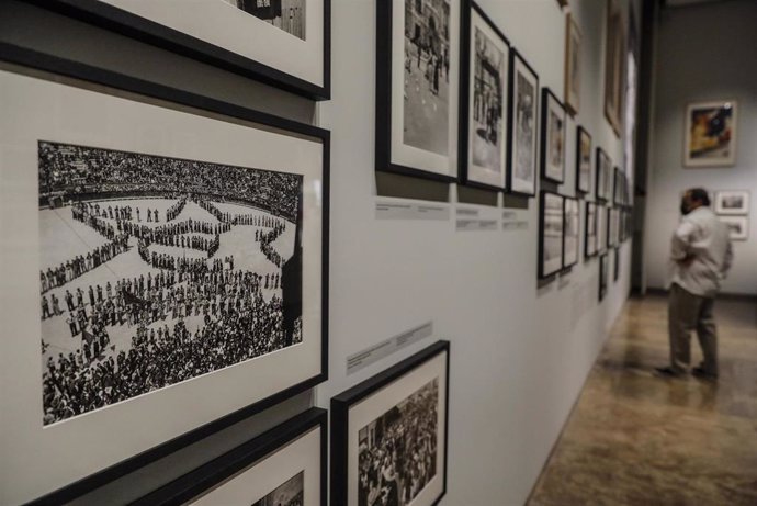 Una persona observa una de las fotografías de la exposición 'Dones i resistncia. Valncia, 1931-1939. Fotografies de Luis Vidal en el Centro Cultural La Nau.
