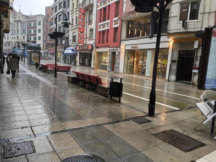 Archivo - Calles de Oviedo bajo la lluvia