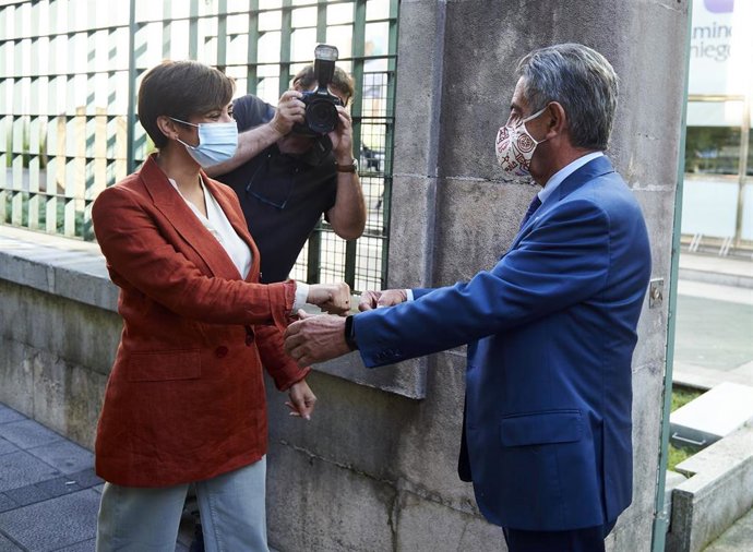La ministra de Política Territorial y portavoz del Gobierno, Isabel Rodríguez (i), durante una reunión con el presidente de Cantabria, Miguel Ángel Revilla (d), en la sede del Gobierno regional.