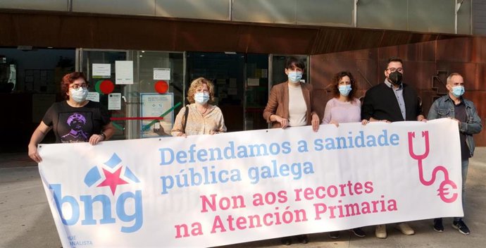 La portavoz nacional del BNG, Ana Pontón, junto con otros representantes nacionalistas ante el centro de salud Rosalía de Castro de Vigo