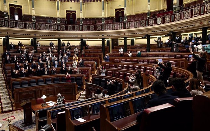 Archivo - Miembros del hemiciclo aplauden durante una sesión plenaria en el Congreso de los Diputados, Madrid, (España), a 18 de marzo de 2021. El pleno estará marcado, entre otras cuestiones, por el proyecto de Ley de medidas urgentes de prevención, co